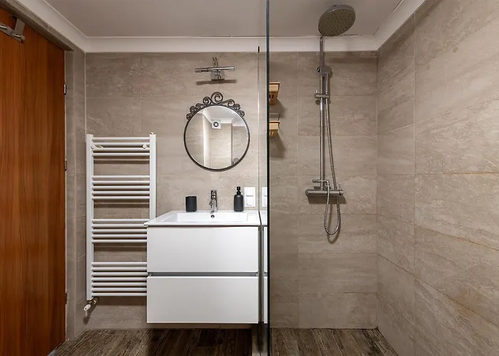 Retreat, Free Private Parking